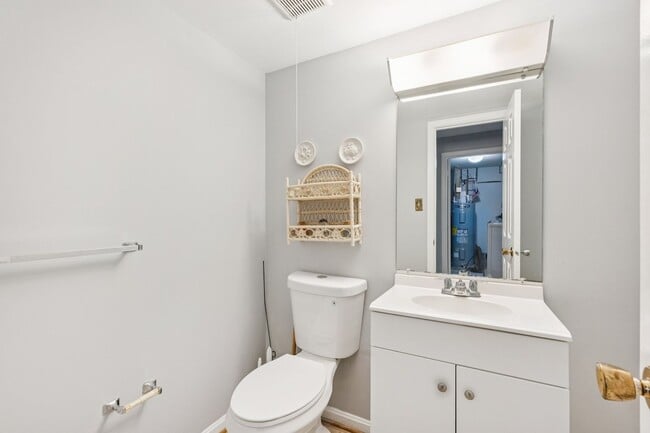 Building Photo - Beautifully maintained townhome on a quiet cul-de-sac in Springfield!