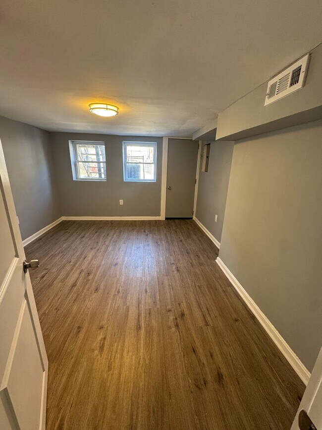 Building Photo - Charming Rowhome with Modern Touches in Ea...