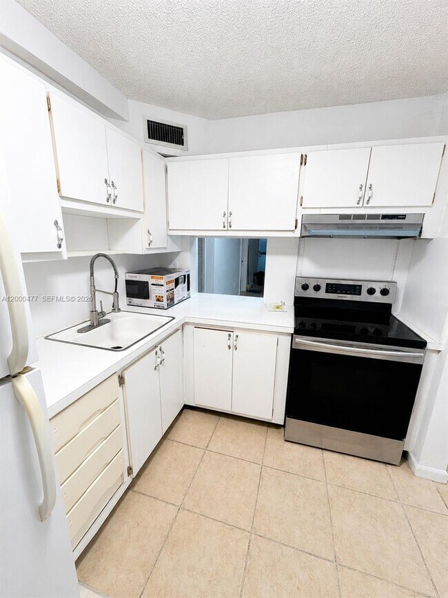 Building Photo - 1601 NE Miami Gardens Dr