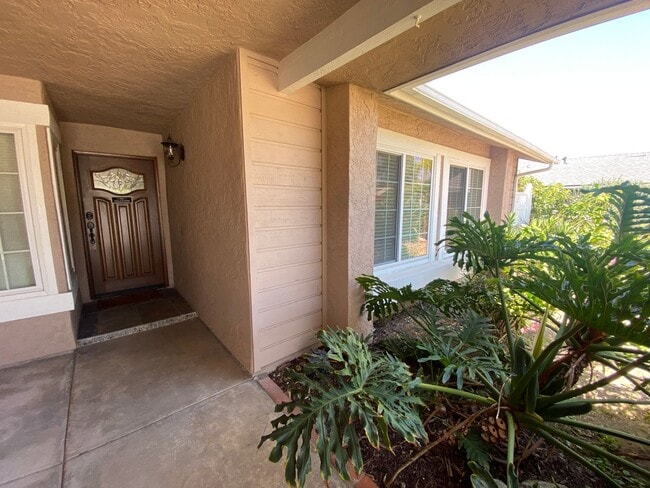 Building Photo - 3 Bedroom Home - Centrally Located with So...