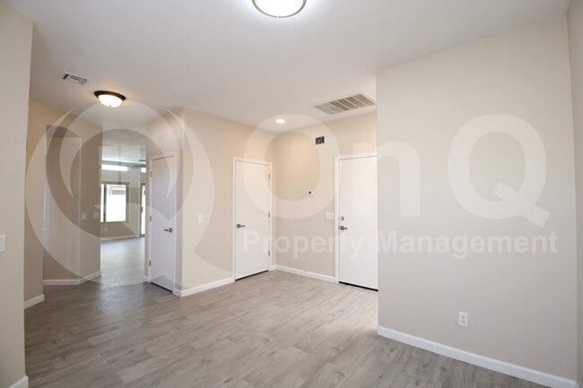 Building Photo - 440 S Val Vista Dr