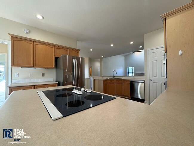 Building Photo - Beautiful 2-Bedroom Townhome with Vaulted Ceilings & 2-Car Garage!!