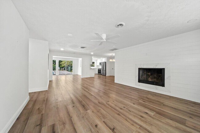 Building Photo - 2416 N W Everglades Blvd