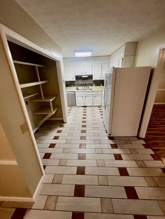 Building Photo - 3 Bed 1.5 Bath House
