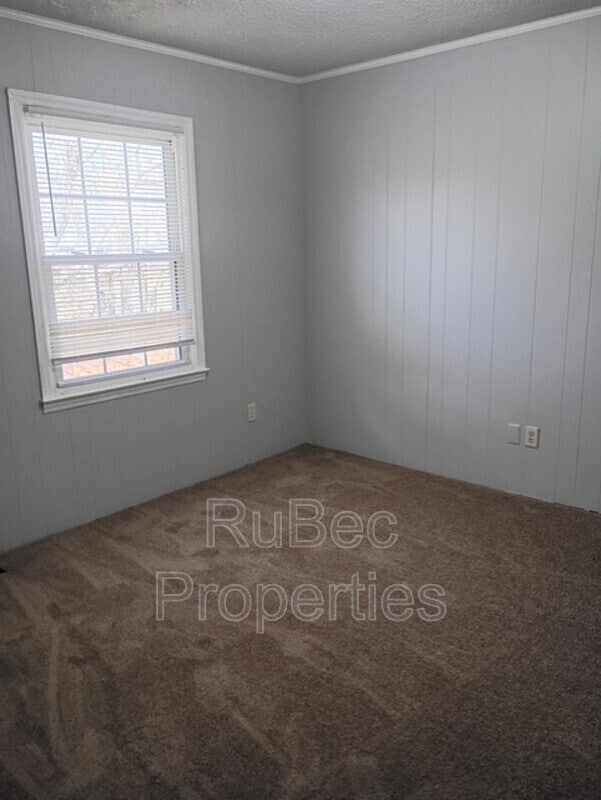 Building Photo - 115 E Maine Ave