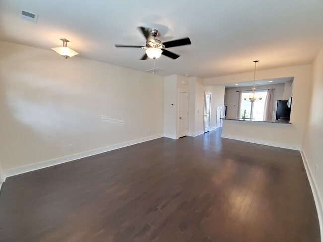 Building Photo - Beautiful townhouse close to uptown