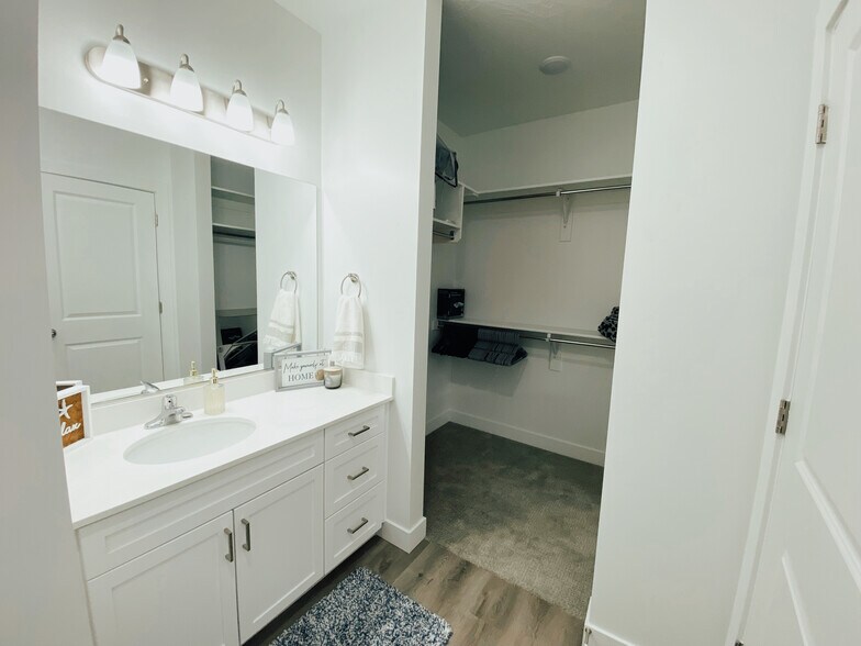 Building Photo - 5801 S Garnet Dr