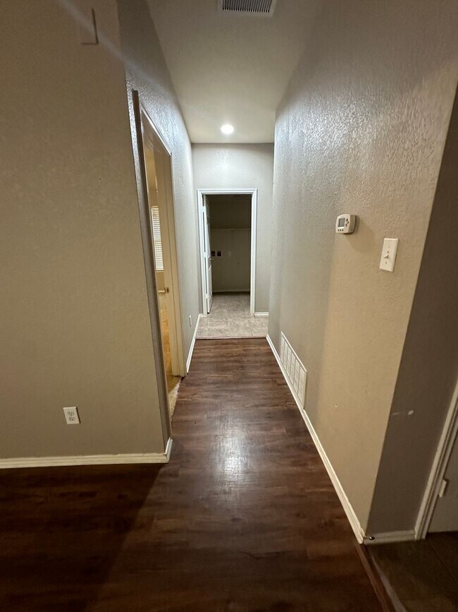 Building Photo - Open Concept living in MIDWAY ISD