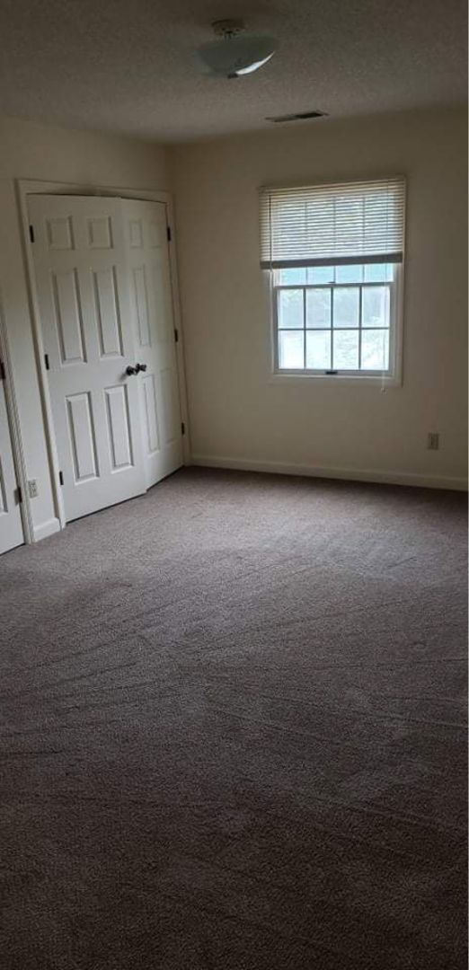 Building Photo - 3 Bedroom/2 Bath one level unit  ?  Kingsp...