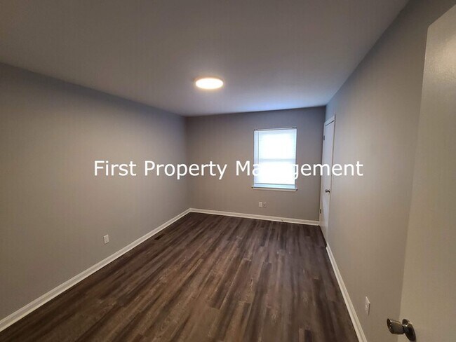 Building Photo - Remodeled - East Ridge Townhouse