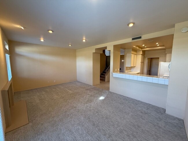 Building Photo - Beautiful 2 Bed, 2.5 Bath Townhome in Desi...