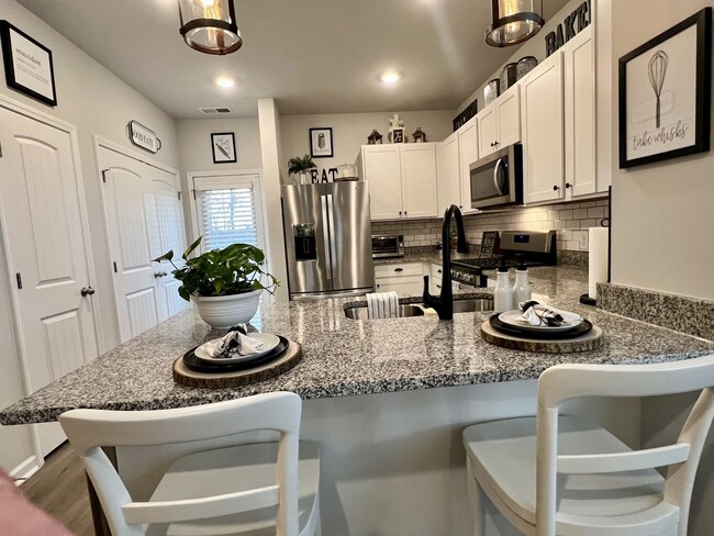 Building Photo - FOR LEASE: END UNIT TOWNHOME LOCATED IN LE...