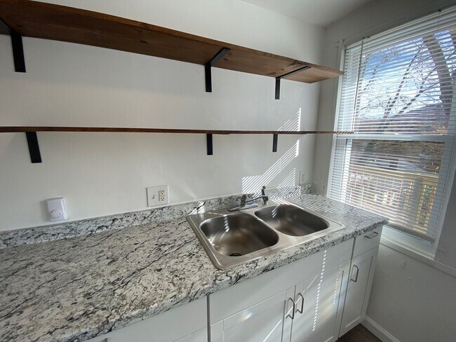 Building Photo - 40 Larchmont Rd