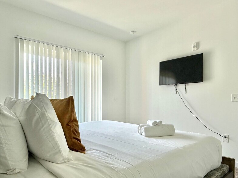 Building Photo - 525 Parkway Dr NE