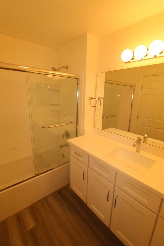 Building Photo - Remodeled 2+1 Upstairs Parkside Condo