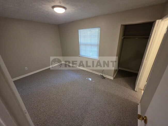 Building Photo - 364 E Tiverton Way