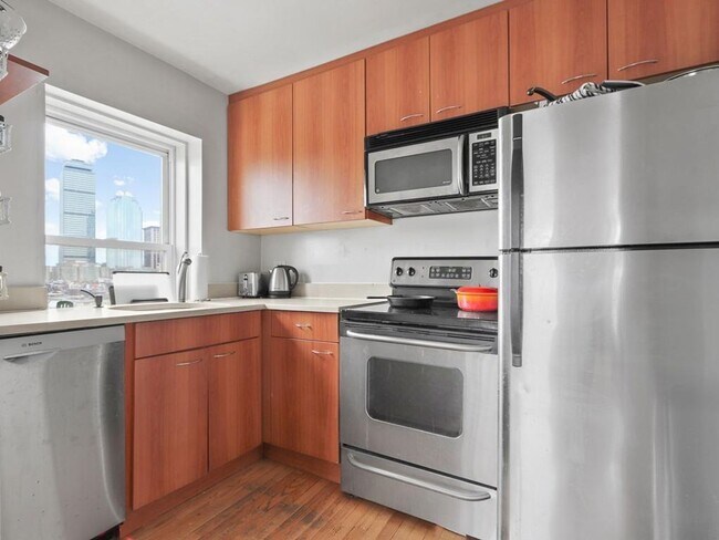 Building Photo - Amazing 3 bed 1 bath in the South End.... Sept 1st move in