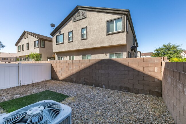 Building Photo - Stylish Townhouse Near the Strip with Dual Suites