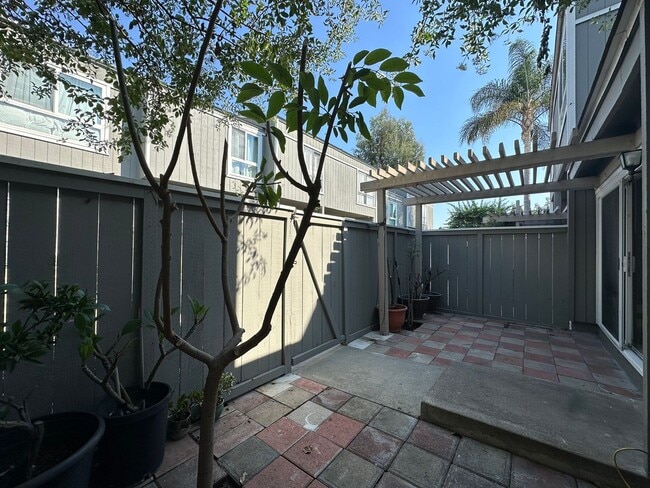 Building Photo - Charming Townhouse in South Coast Metro