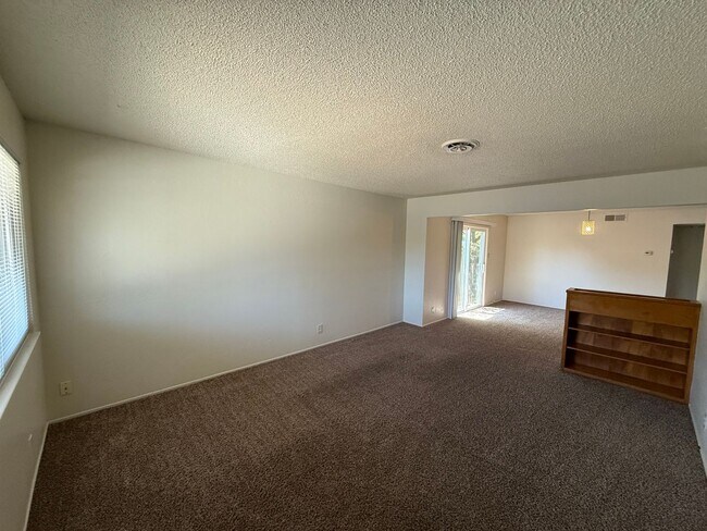 Building Photo - Cute 2 bedroom, 2 bath duplex available NOW!