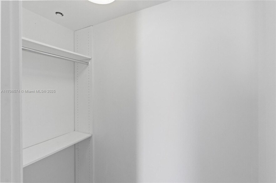 Building Photo - 1541 Brickell Ave