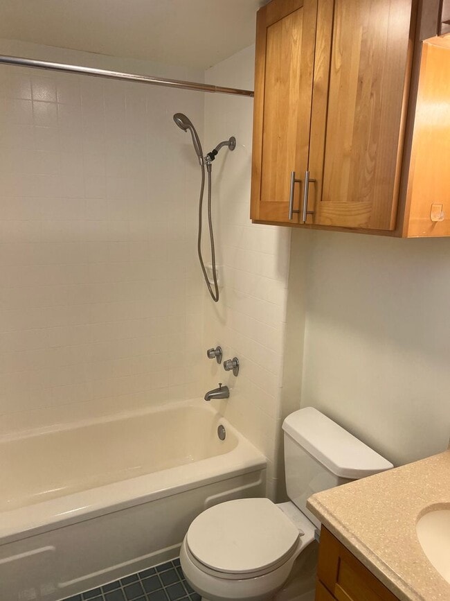 Building Photo - Studio with 1 covered parking (Honolulu)