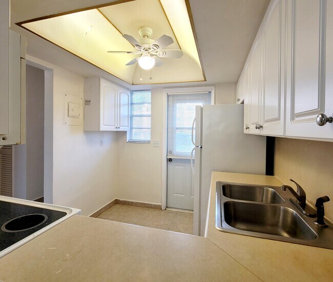 Building Photo - 1333 E Hallandale Beach Blvd