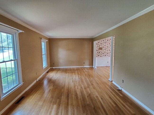 Building Photo - 4 bedroom home with large detached garage