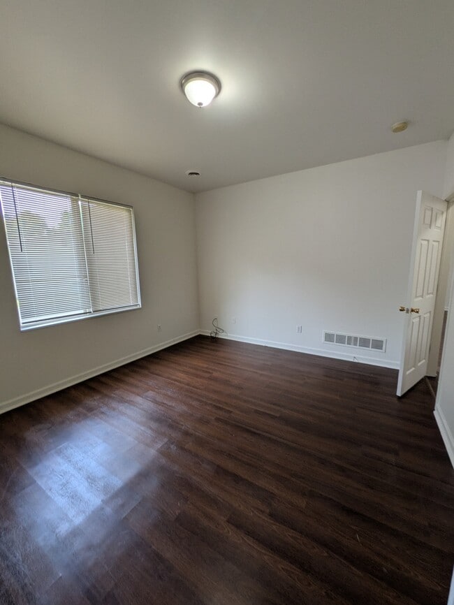 Building Photo - 440 Robbe Ave