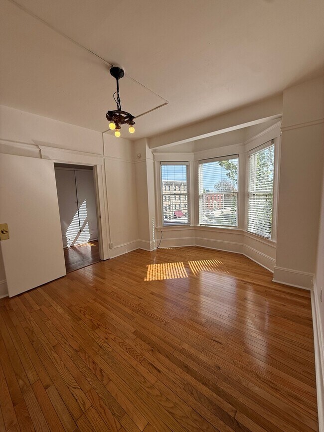 Building Photo - Cute CORNER 1 BR- high ceilings, clawfoot tub, up to 3 pets! One month FREE!