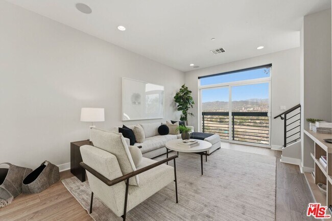Building Photo - 2753 Waverly Dr