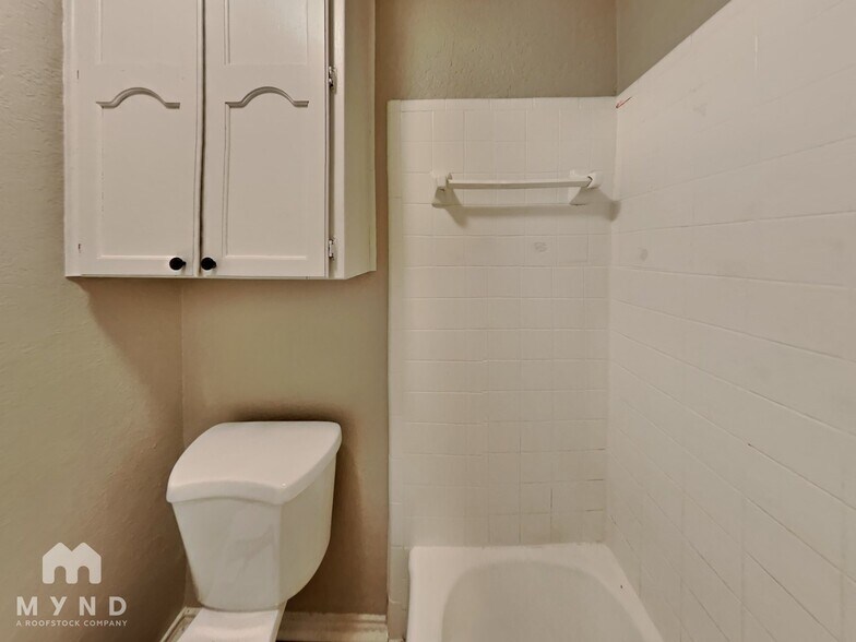 Building Photo - 3528 Park Lake Dr