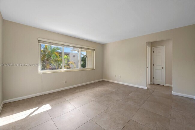 Building Photo - 930 SW 24th Ct