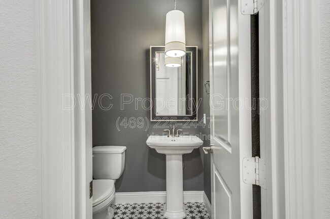 Building Photo - 3213 Alexandra Ln