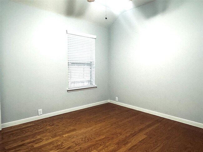 Building Photo - 2910 Sandleigh Dr