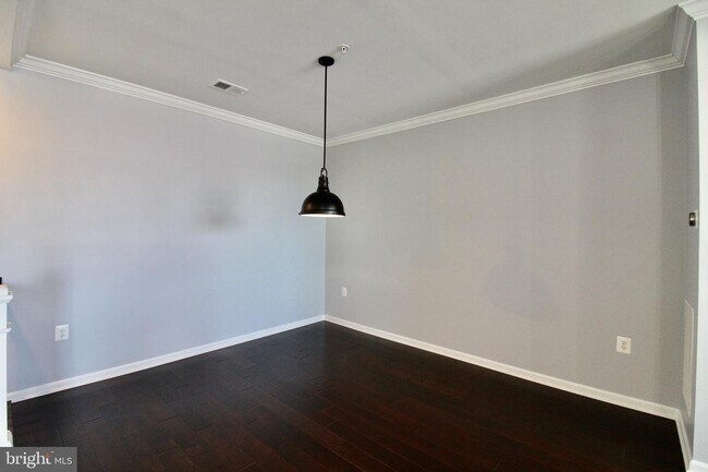Building Photo - Updated Condo w/Garage - Loudoun Metro