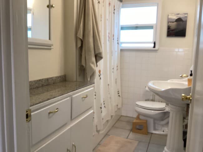 Building Photo - Cute 3 bedrooms, 2 baths walking distance to Greenlake