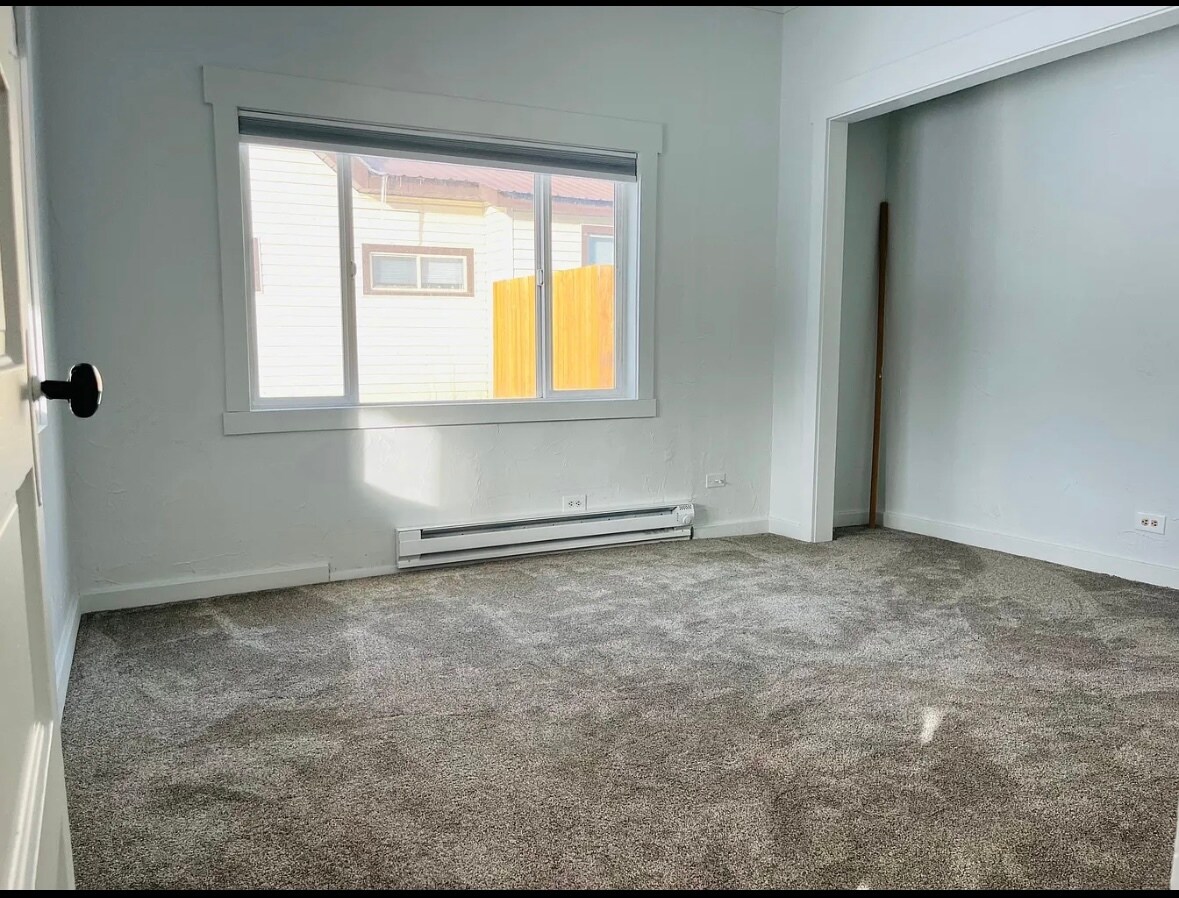 Building Photo - 555 Kalispell Ave