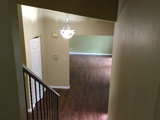 Building Photo - Very Cute and Spacious 3 BD & 2.5 Bath Home located in Kirkland-Finn Hill!