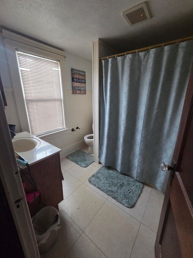 Building Photo - 3 Bedroom 1-bathroom single family 2 story house