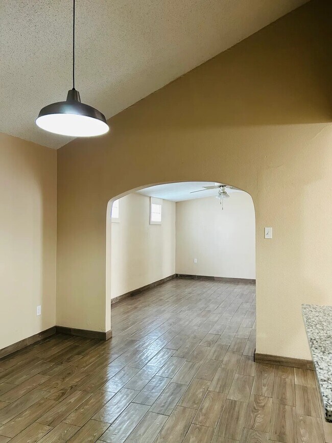 Building Photo - 11350 Oakcenter Dr