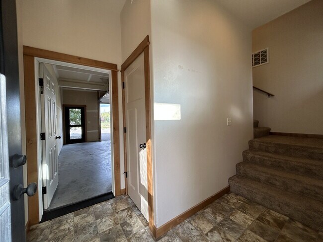 Building Photo - Upgraded 2 Bed, 1.5 Bath Townhouse with St...