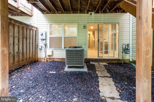 Building Photo - 43147 Huntsman Square