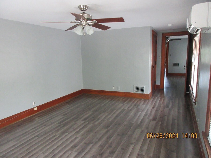 Building Photo - 919 W 8th St