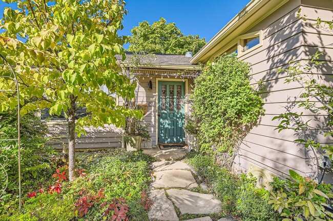 Building Photo - 2-Bedroom in Newlands with Secret Garden & Suite