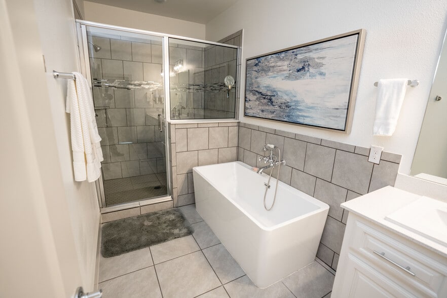 Master Bath - 2522 El Camino Ln