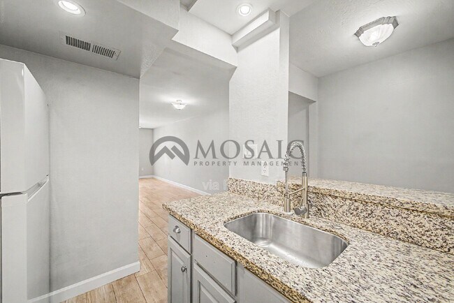 Building Photo - 461 W Holmes Ave