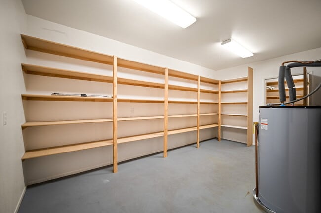 Building Photo - "Spacious 4-Bedroom, 4.5 Bathroom 4792 sq. ft. Retreat with Scenic Views and Cozy Fireplace in St...