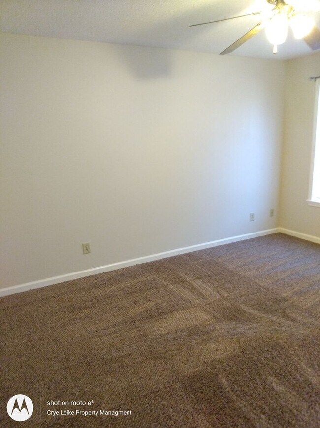Building Photo - Clean and Cute 2 Bedroom Townhome