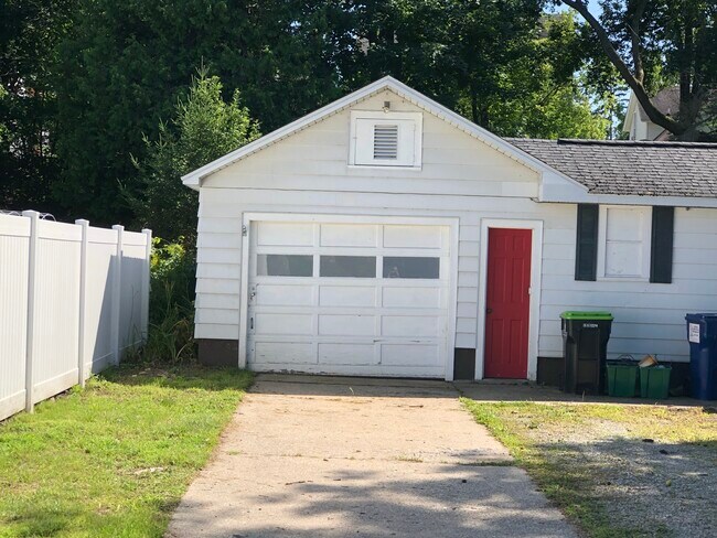 Building Photo - 419 Monroe St
